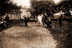 Фотокопия «На волейбольной, баскетбольной площадке постоянно шли сражения, а также играли в городки. 1939 г.». 2017 г. 